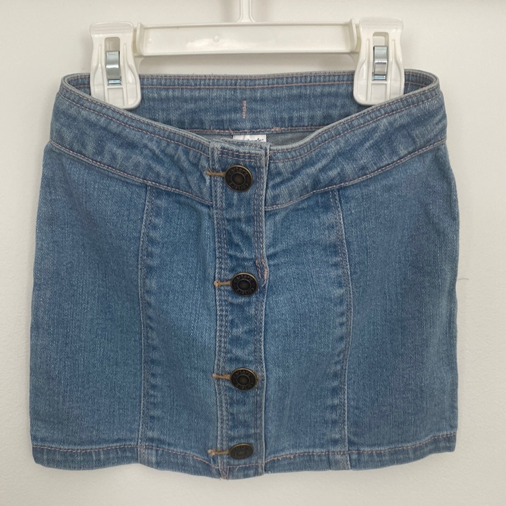 Carter’s Girl 3T Jean skirt with snaps and adjustable waist band.